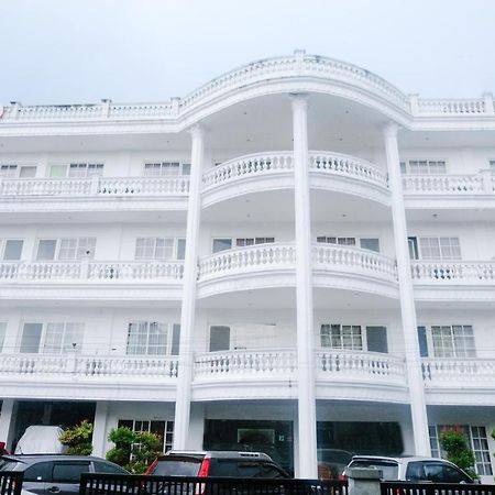 Oyo 696 Hasanah Guest House Syariah De Saphire Маланг Екстериор снимка
