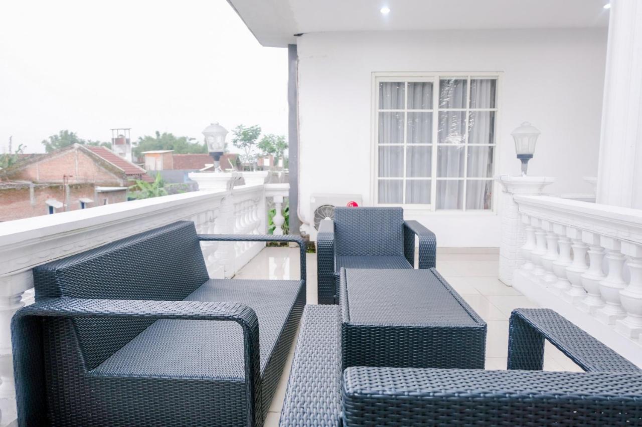 Oyo 696 Hasanah Guest House Syariah De Saphire Маланг Екстериор снимка