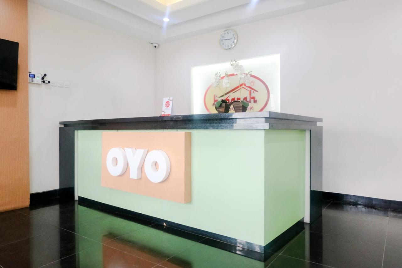 Oyo 696 Hasanah Guest House Syariah De Saphire Маланг Екстериор снимка