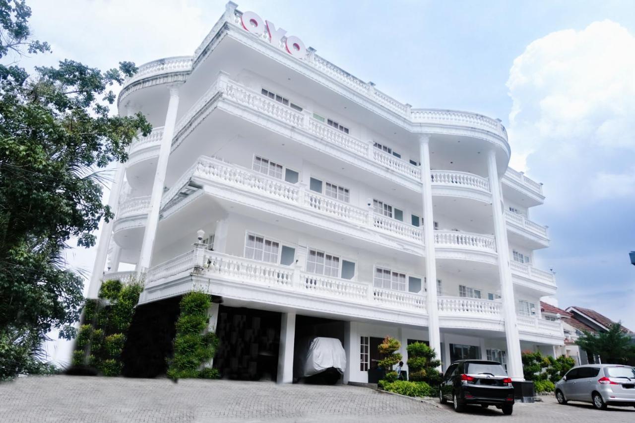 Oyo 696 Hasanah Guest House Syariah De Saphire Маланг Екстериор снимка