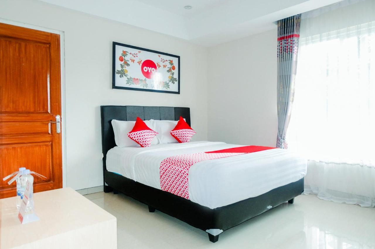 Oyo 696 Hasanah Guest House Syariah De Saphire Маланг Екстериор снимка
