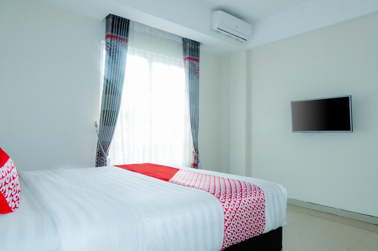 Oyo 696 Hasanah Guest House Syariah De Saphire Маланг Екстериор снимка