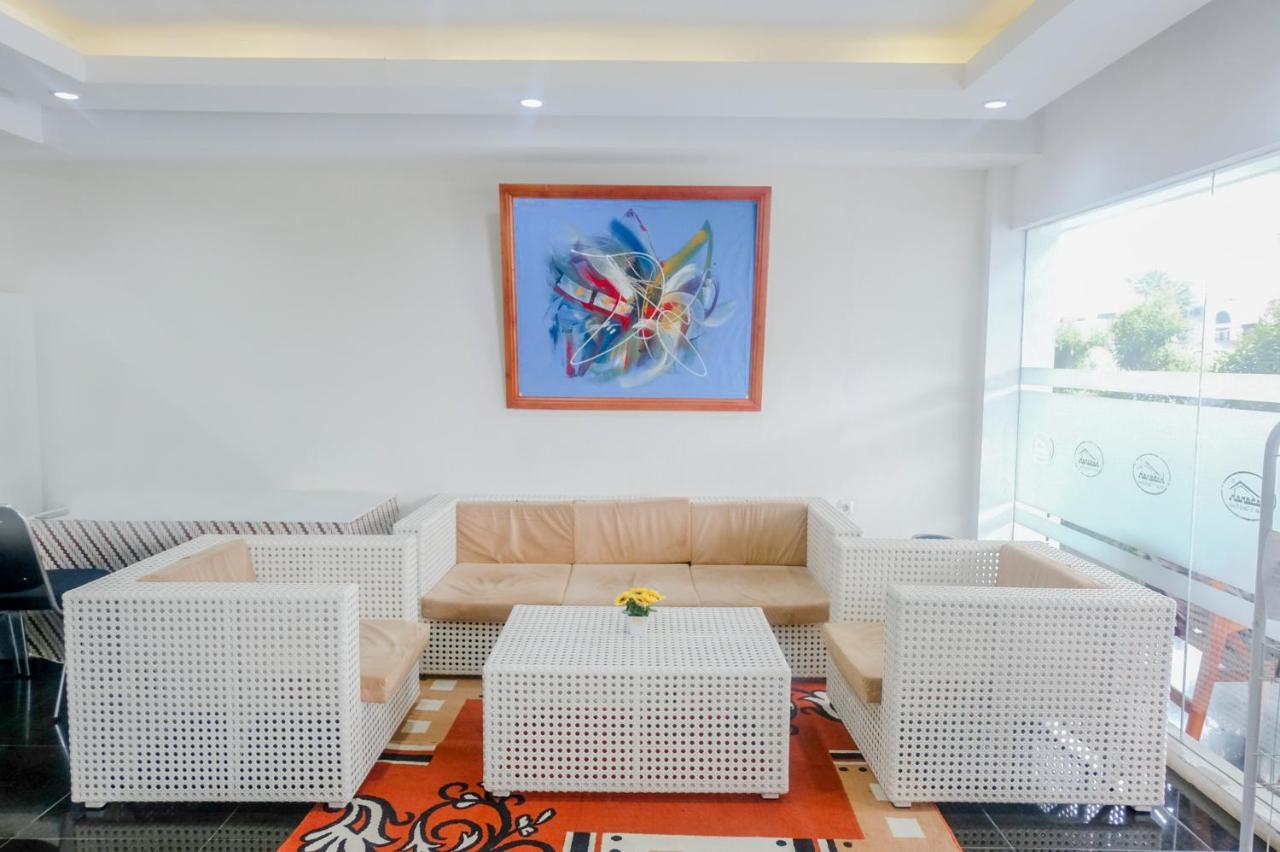 Oyo 696 Hasanah Guest House Syariah De Saphire Маланг Екстериор снимка