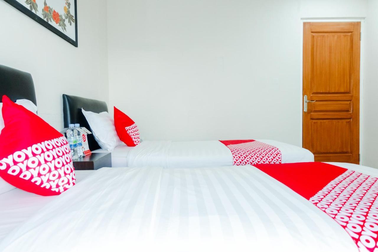 Oyo 696 Hasanah Guest House Syariah De Saphire Маланг Екстериор снимка