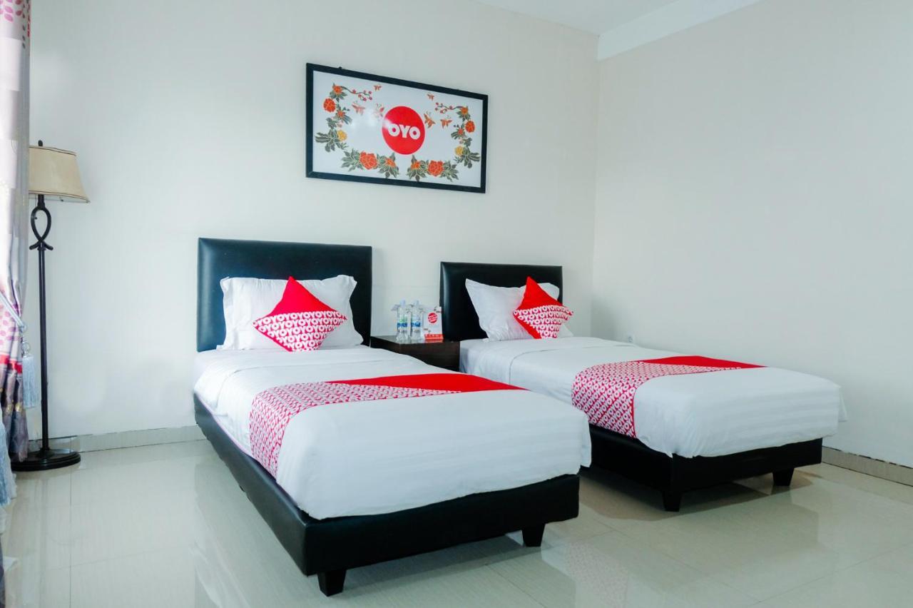 Oyo 696 Hasanah Guest House Syariah De Saphire Маланг Екстериор снимка