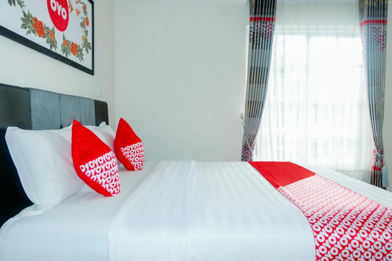 Oyo 696 Hasanah Guest House Syariah De Saphire Маланг Екстериор снимка