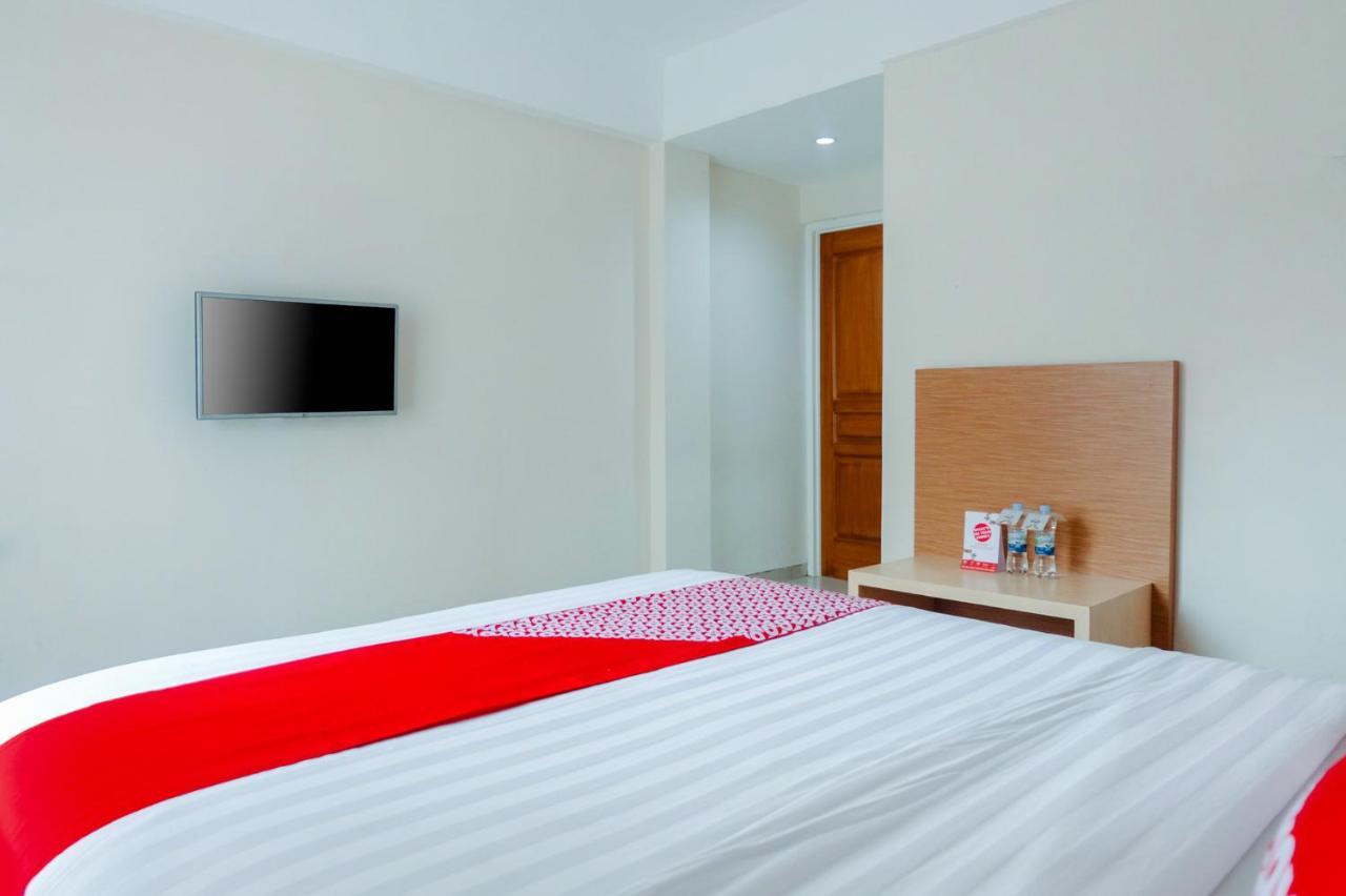 Oyo 696 Hasanah Guest House Syariah De Saphire Маланг Екстериор снимка