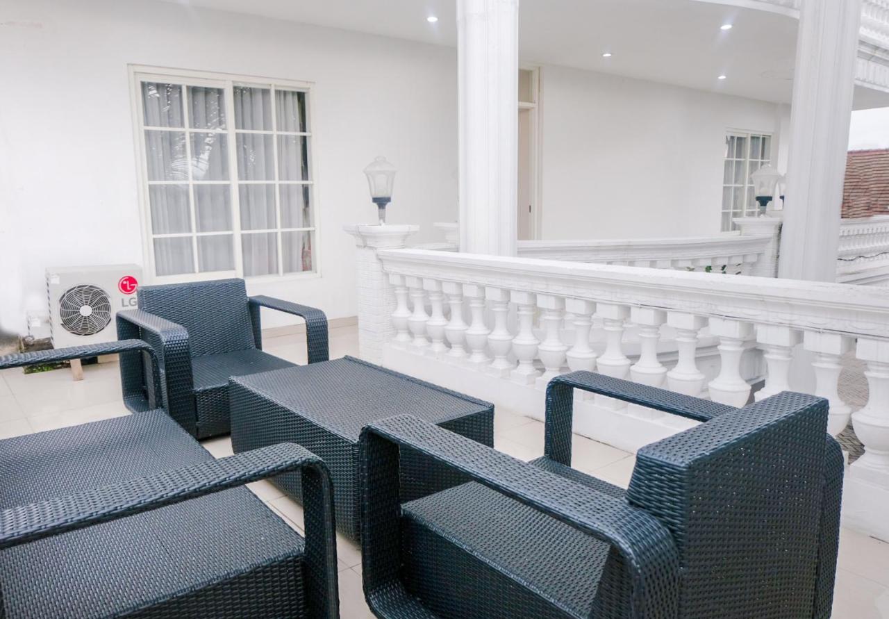 Oyo 696 Hasanah Guest House Syariah De Saphire Маланг Екстериор снимка