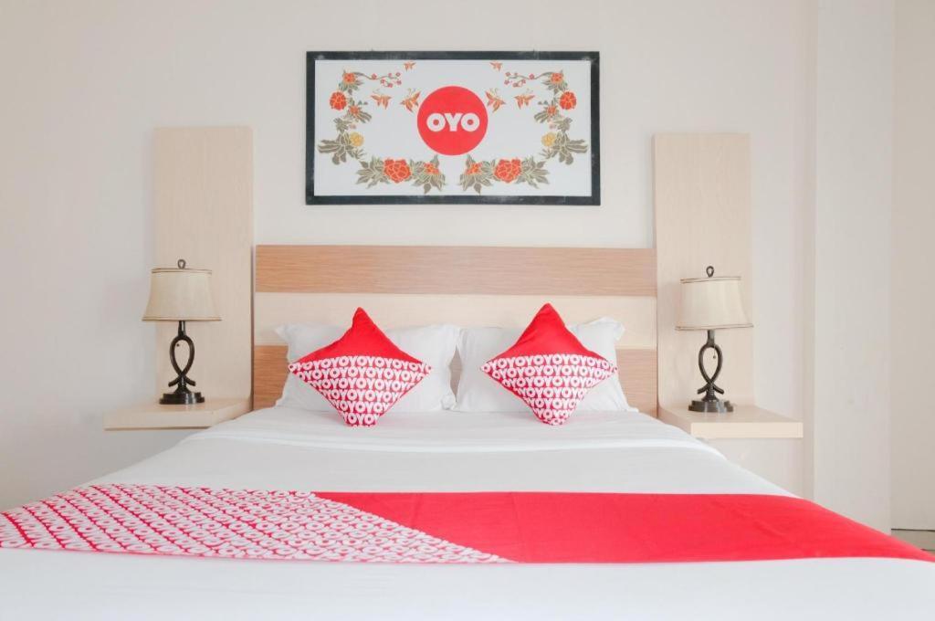 Oyo 696 Hasanah Guest House Syariah De Saphire Маланг Екстериор снимка