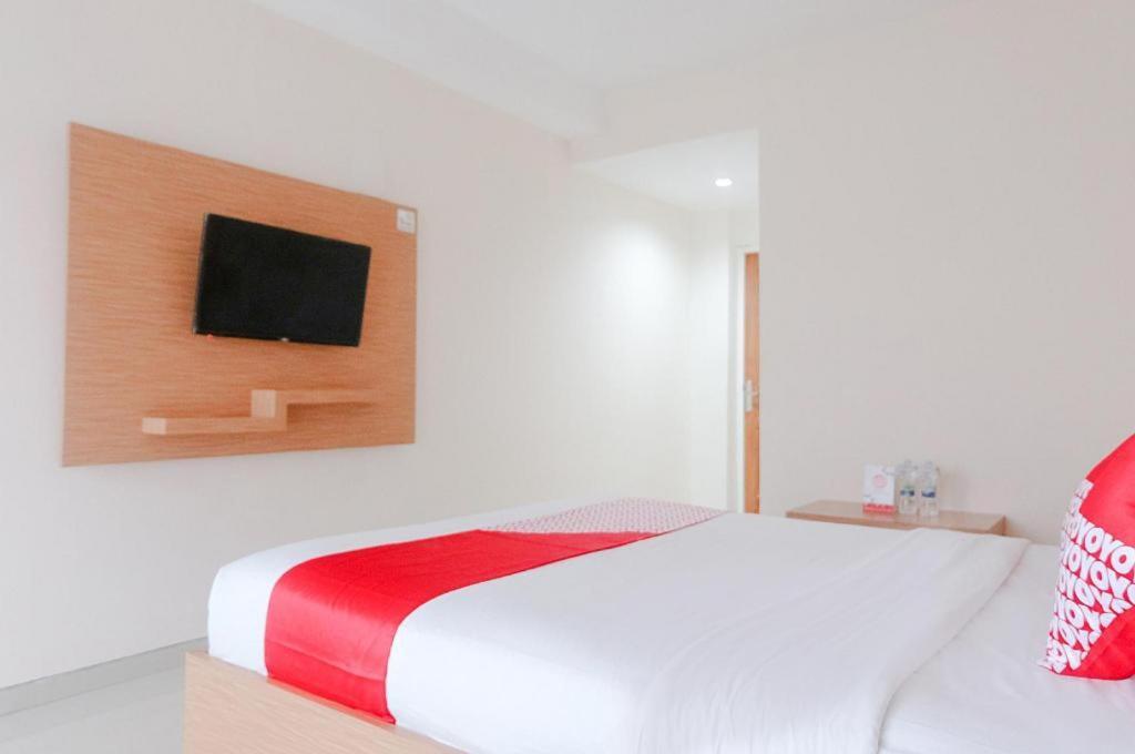 Oyo 696 Hasanah Guest House Syariah De Saphire Маланг Екстериор снимка