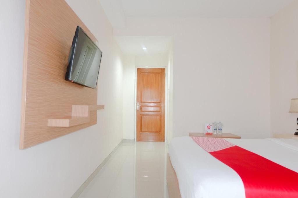 Oyo 696 Hasanah Guest House Syariah De Saphire Маланг Екстериор снимка