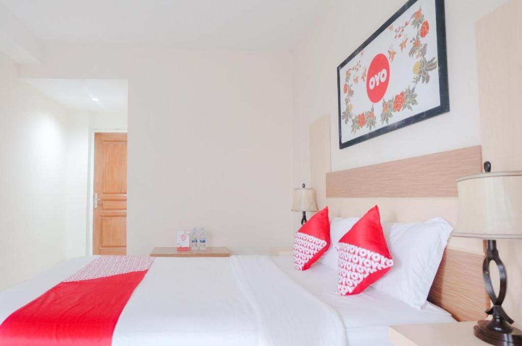 Oyo 696 Hasanah Guest House Syariah De Saphire Маланг Екстериор снимка