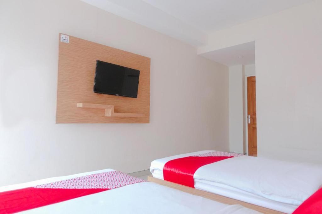 Oyo 696 Hasanah Guest House Syariah De Saphire Маланг Екстериор снимка