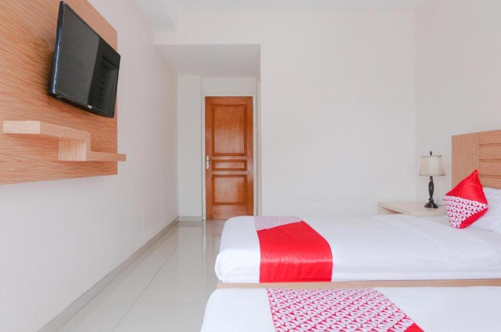 Oyo 696 Hasanah Guest House Syariah De Saphire Маланг Екстериор снимка