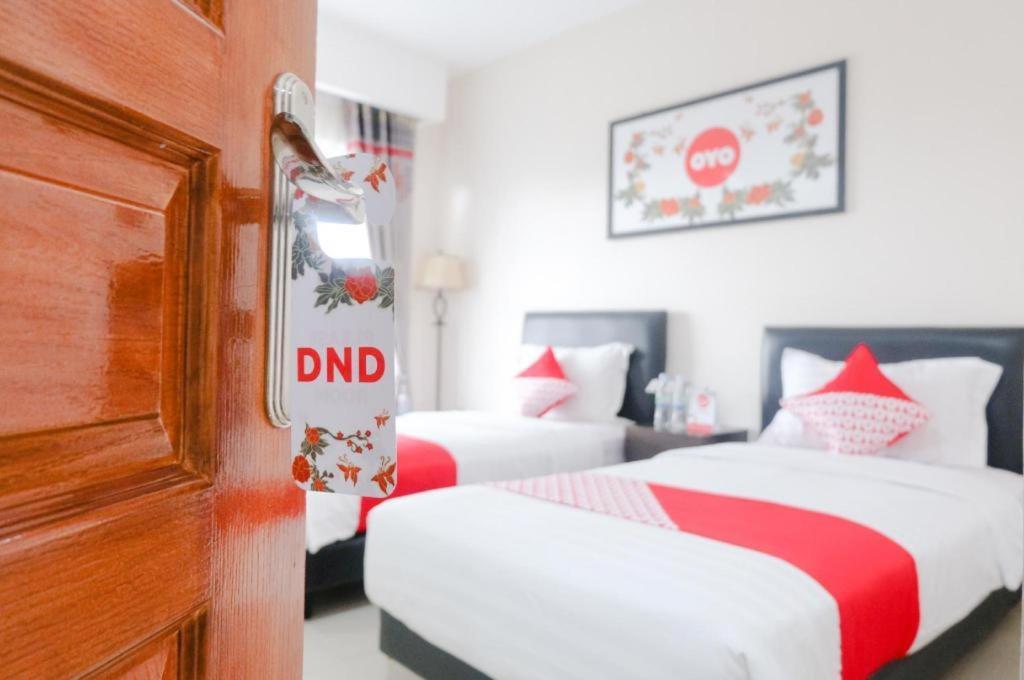 Oyo 696 Hasanah Guest House Syariah De Saphire Маланг Екстериор снимка
