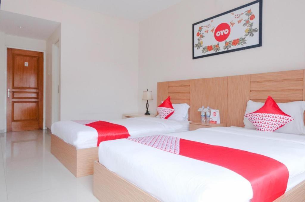 Oyo 696 Hasanah Guest House Syariah De Saphire Маланг Екстериор снимка