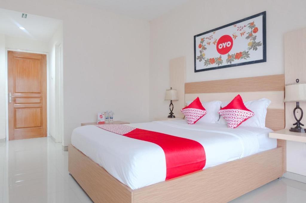 Oyo 696 Hasanah Guest House Syariah De Saphire Маланг Екстериор снимка